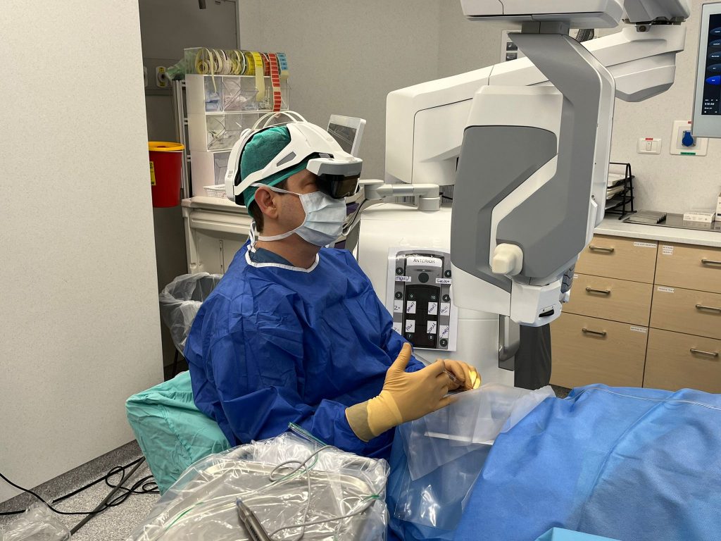 פרופ׳ גלעד רבינא בחדר ניתוח, ליד המיקרוסקופ הניתוחי